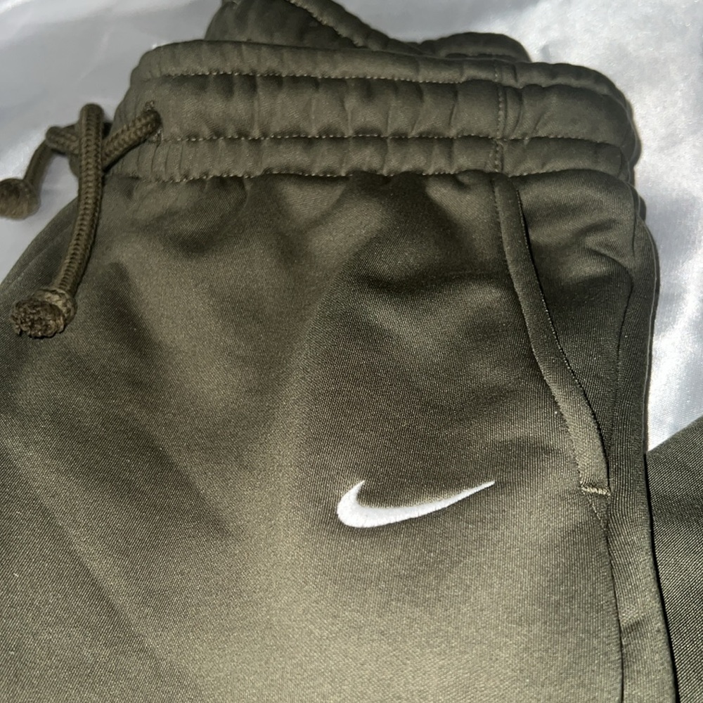 Nike Therma-Fir xs Olive green